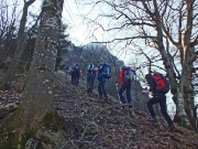 21 seguendo il traverso ascendente per cenge erbose 